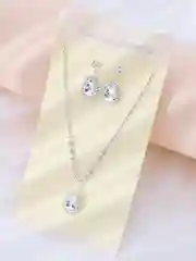 Серебряный комплект украшений: серьги и колье из страз