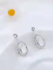 Серебряный комплект украшений: серьги и колье из страз