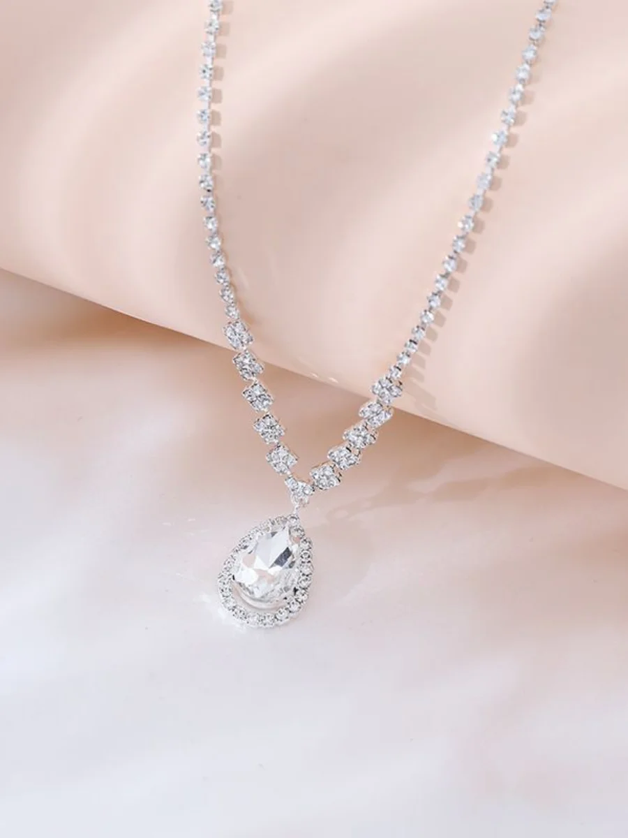 Серебряный комплект украшений: серьги и колье из страз