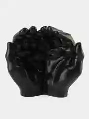 Черный шкатулка из гипса, руки, ладони, ручная работа