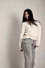Молочный свитер женский укороченный, вязаный, рваный