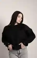 Черный свитер женский укороченный, вязаный, рваный