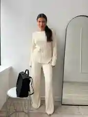 Молочный костюм женский, вязаный, силуэтный