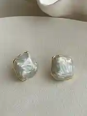 Серый серьги гвоздики жемчужные в стиле old money