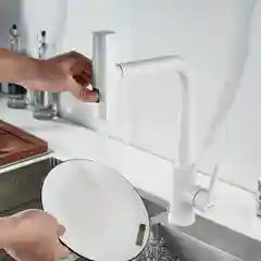 Белый смеситель для кухни с выдвижным изливом SHEVANIK S263