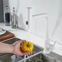 Белый смеситель для кухни с выдвижным изливом SHEVANIK S263