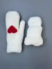 Белый варежки женские