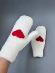 Белый варежки женские