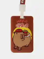 Коралловый бейджик для пропуска капибара