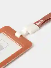 Багровый бейджик для пропуска капибара