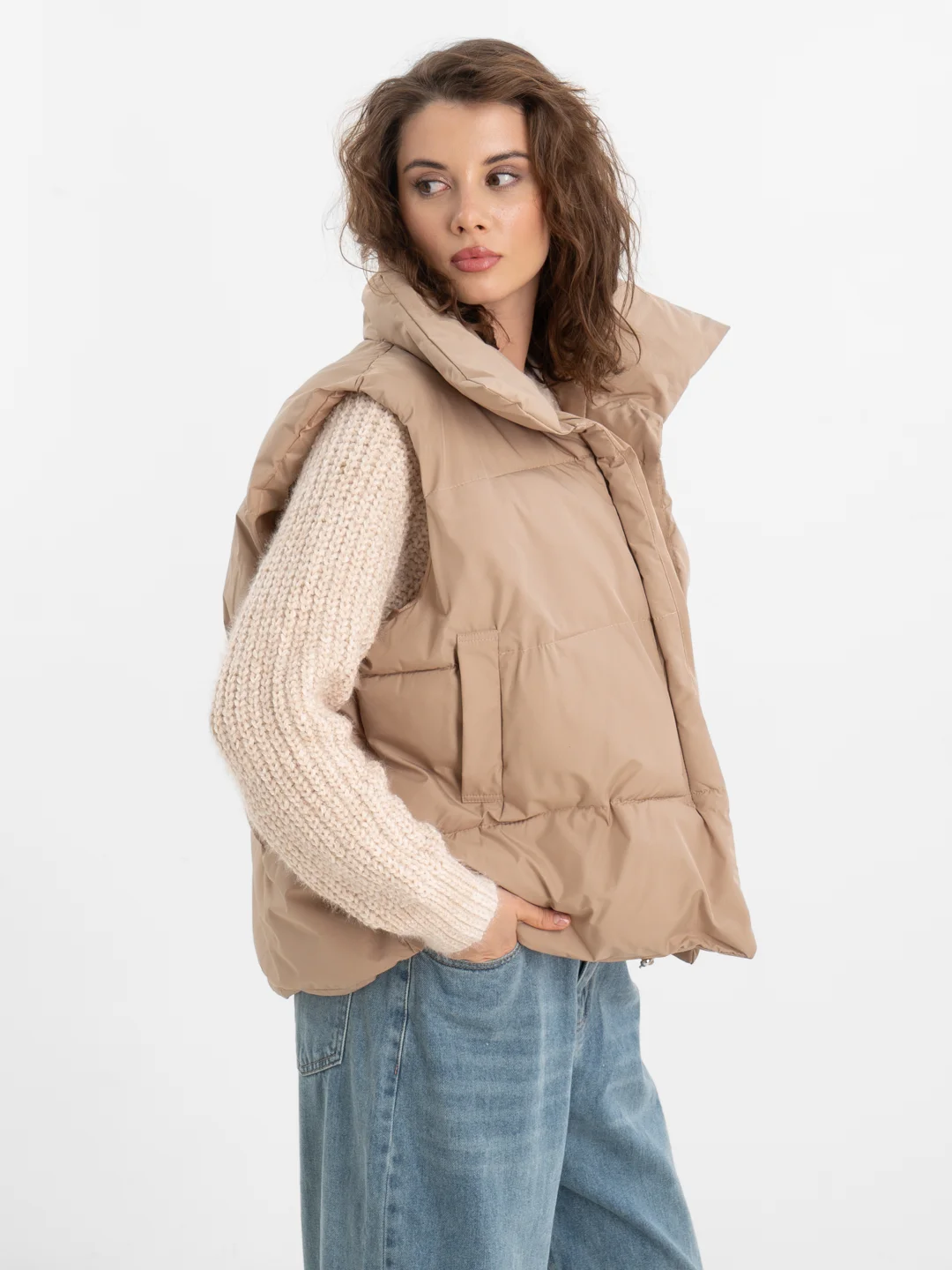 Бежевый женский жилет утеплённый oversize