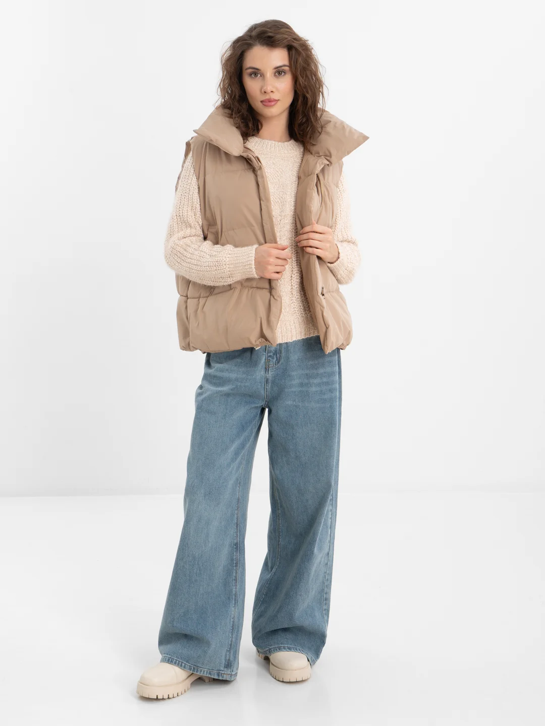 Бежевый женский жилет утеплённый oversize
