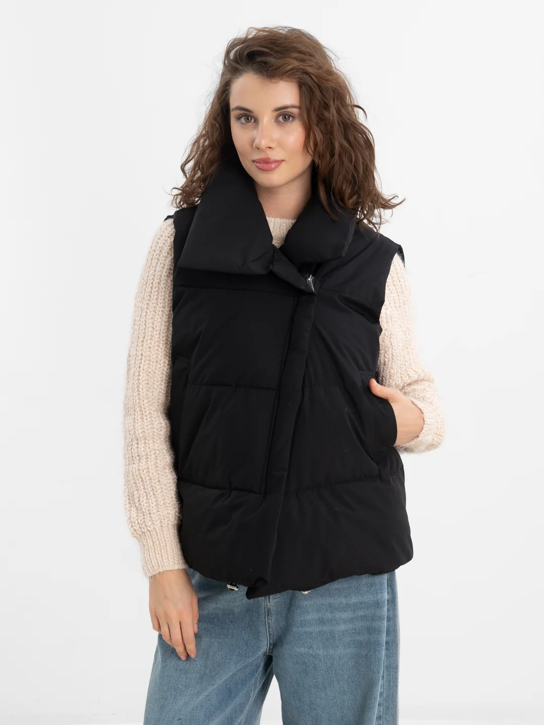 Черный женский жилет утеплённый oversize