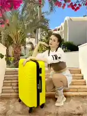 Желтый чемодан на колесах, дорожный, пластиковый, с кодовым замком