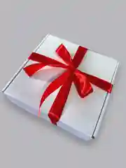 Красный коробка подарочная, белая, с атласной лентой, наполнителем, упаковка для новогодних подарков