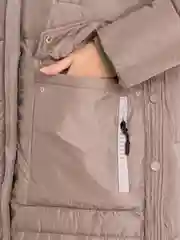 Бежевый женский пуховик зимний