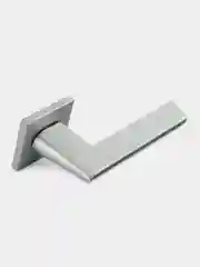 Серебряный ручка дверная цинковом основании ABRISS R21.190 MCP/BL (Матовый хром/черная вставка)
