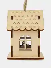 Елочная игрушка-домик из дерева со светодиодной подсветкой