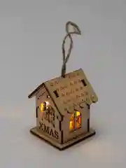 Елочная игрушка-домик из дерева со светодиодной подсветкой