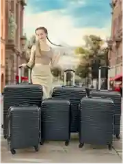 Черный чемодан на колесах, дорожный, пластиковый, с кодовым замком
