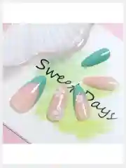 Накладные ногти короткие с дизайном форма Миндаль
