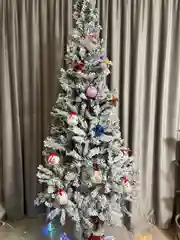 Белый елка искусственная, сборная, с инеем, шишками, три размера