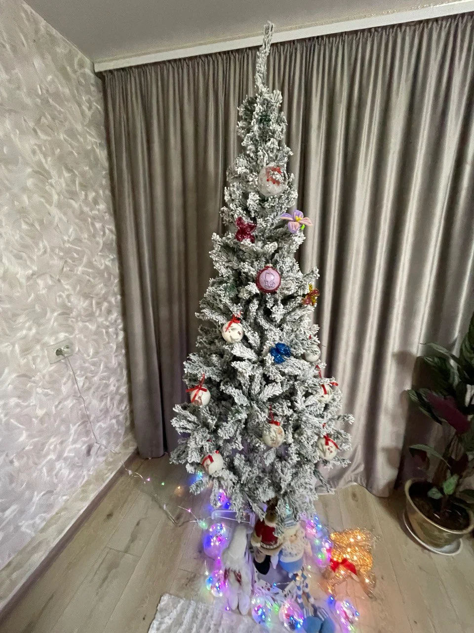 Белый елка искусственная, сборная, с инеем, шишками, три размера