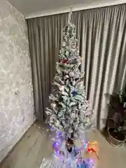 Белый елка искусственная, сборная, с инеем, шишками, три размера