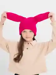 Фуксия шапка вязанная