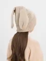Бежевый шапка вязанная