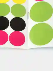 Багровый книга с наклейками "Кружочки"