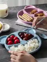Тарелка детская секционная с ложкой и вилкой . Детская посуда