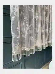 Светло-бежевый тюль на кухню короткая 300x150
