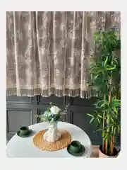 Светло-бежевый тюль на кухню короткая 300x150