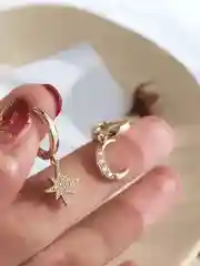 Золотой серьги кольца-конго Звезда и Луна, со стразами