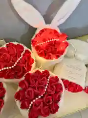Конфетный букет из мыльных роз, в плюшевой упаковке, со светом