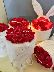 Конфетный букет из мыльных роз, в плюшевой упаковке, со светом
