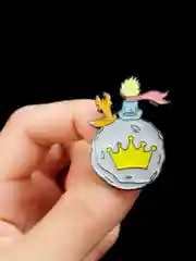 Серый значок металлический "Маленький принц"