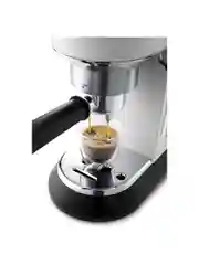 Рожковая кофеварка DeLonghi EC685.W, 1350 Вт, 15 бар, съемный поддон, белая