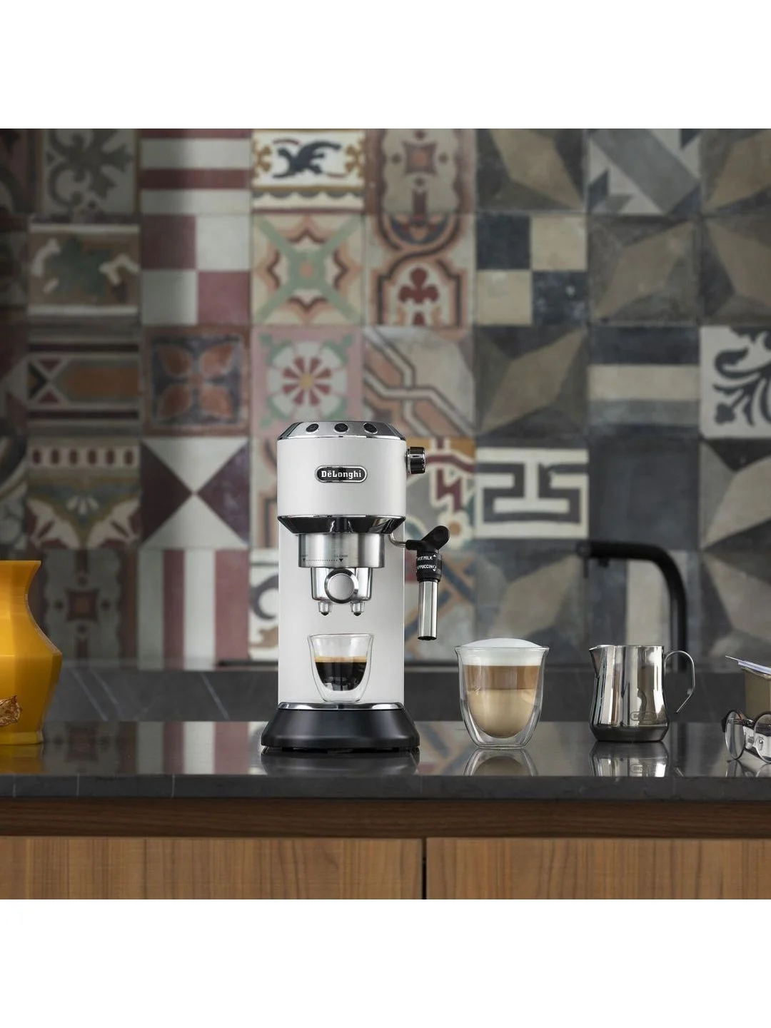 Рожковая кофеварка DeLonghi EC685.W, 1350 Вт, 15 бар, съемный поддон, белая