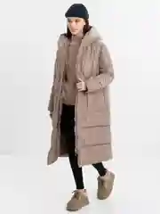 Бежевый женский пуховик зимний