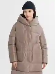 Бежевый женский пуховик зимний