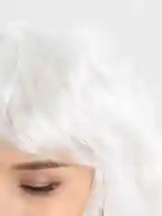 Белый парик однотонный c челкой