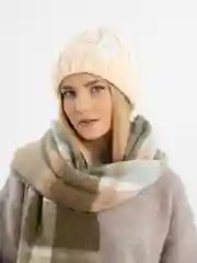 Шапка женская, осень-зима крупной вязки