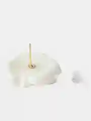 Женские серьги в виде белого цветка