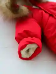 Красный зимний комбинезон для новорожденного с капюшоном