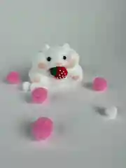 Белый сквиш хомячок с ягодкой