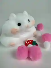 Белый сквиш хомячок с ягодкой