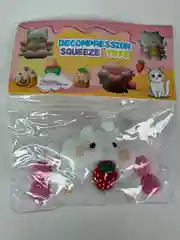 Белый сквиш хомячок с ягодкой