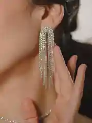 Белый серьги со стразами, вечерние, длинные сережки, бижутерия, стразы, кристаллы